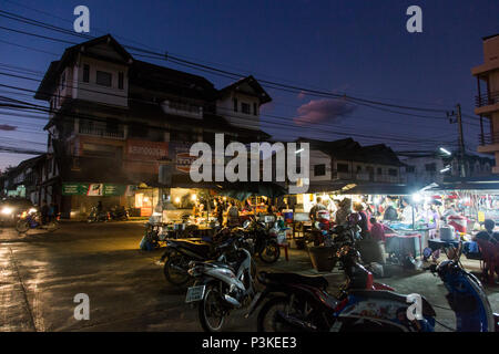 Lebensmittelmarkt in der Dämmerung, Pai, Mae Hong Bald, Thailand Stockfoto