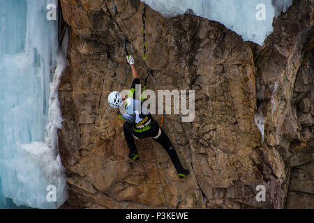 Kletterer aufsteigenden Felswand in Ouray Ice Park, Colorado, USA Stockfoto