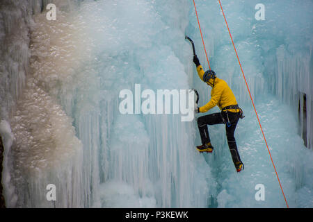 Kletterer aufsteigend Eiswand in Ouray Ice Park, Colorado, USA Stockfoto