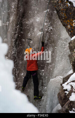 Kletterer aufsteigend Eiswand in Ouray Ice Park, Colorado, USA Stockfoto