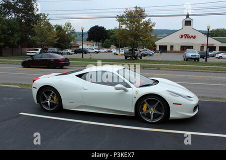 Ferrari, die in Watkins Glen, New York geparkt wurde Stockfoto