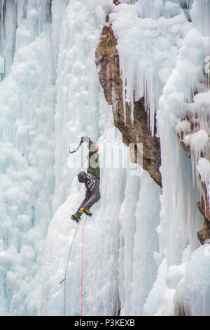 Kletterer aufsteigend Eiswand in Ouray Ice Park, Colorado, USA Stockfoto