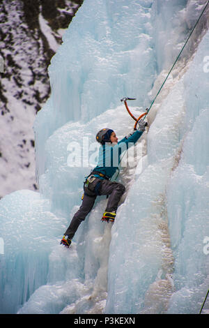 Kletterer aufsteigend Eiswand in Ouray Ice Park, Colorado, USA Stockfoto