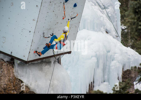 Weibliche Kletterer aufsteigend Kletterwand, Colorado, USA Stockfoto