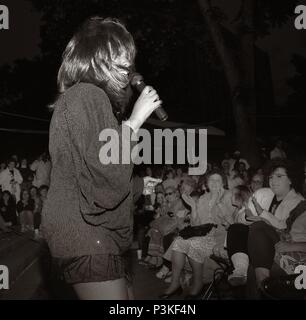 Der Tag Mary Wilson von "The Hives" Rockte Wilkes Barre Pennsylvania Public Square! Super Star Mary Wilson von Motown Record "s'Kiss' besucht Wilkes Barre's Fiesta 1991. Sie entsetzt und erschüttert - wohl die größte Masse in Fiesta Geschichte. Mary Wilson war einfach Rockin'. Mary Wilson von den Supremes, war Ihnen alles, was Sie für die Gesichter in der Masse gehofft hatte angezeigt, überwältigende Bewunderung für diese ehemalige Motown Star. Könnte man Frauen total erfassen die Herzen und Seelen von so vielen Menschen? Die Antwort war "Wetten Sie ihren süßen Supremes konnte sie" Stockfoto