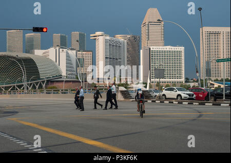 Singapur, Republik Singapur, Asien, Leute an einem fußgängerüberweg Stockfoto