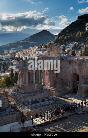 Ruinen von Teatro Greco in Taormina, Sizilien, Italien Stockfoto