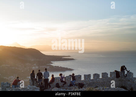 Menschen beobachten Sonnenuntergang von Cefalu Burg Rocca di Cefalù, Sizilien, Italien Stockfoto