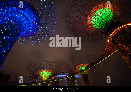 Singapur, Republik Singapur, Asien, lightshow Der Supertrees an Gärten an der Bucht Stockfoto