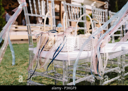 Hochzeit weiß Stühle Stockfoto