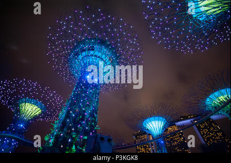 Singapur, Republik Singapur, Asien, lightshow Der Supertrees an Gärten an der Bucht Stockfoto