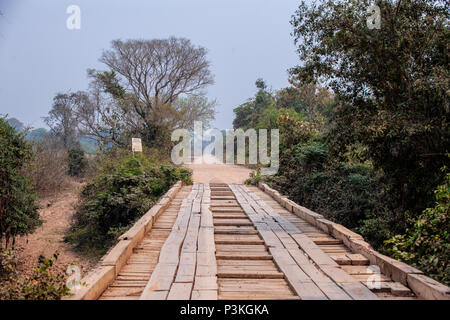 Hölzerne Brücke an der Trans - pantanal Highway Stockfoto