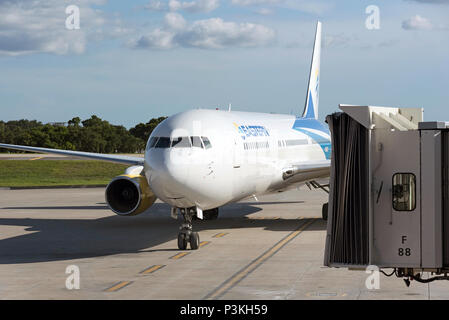 Zum Internationalen Flughafen Tampa, Florida USA 2018. Ein Eastern Air Lines Boeing 767-300 Annäherung an den Stand. Stockfoto