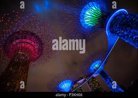 Singapur, Republik Singapur, Asien, lightshow Der Supertrees an Gärten an der Bucht Stockfoto