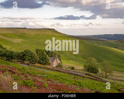 Gehöft am Hang eines Hügels im Peak District von Großbritannien Stockfoto