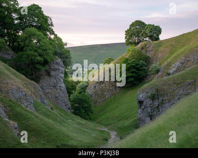 Die Entwässerung der Höhle Dale durch die felsige Landschaft des Peak District von Großbritannien schneiden Stockfoto