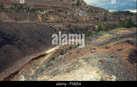 Red River durch die Mineralien zwischen Klippen in Zaranda, Spanien Stockfoto