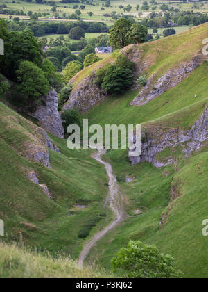 Die Entwässerung der Höhle Dale durch die felsige Landschaft des Peak District von Großbritannien schneiden Stockfoto