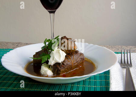 Türkisches Gericht Dolma (Sarma), Reis mit Fleisch in weinblättern in der Platte gewickelt Stockfoto