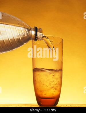 In einem Glas mit kaltem Mineralwasser aus Plastikflaschen gefüllt. Still-Leben. Stockfoto