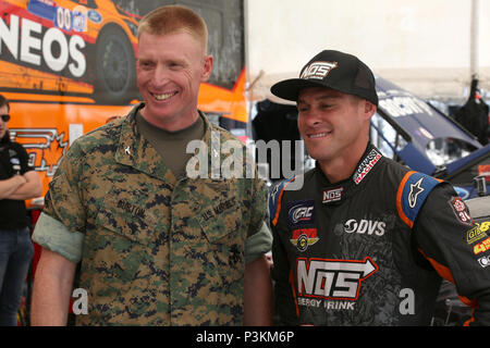 Us Marine Corps Colonel Russell C. Burton (links), kommandierender Offizier der Marine Corps Air Station (WAB) New River, posiert für ein Foto mit Brian Degan, professionelle Fahrer für das Team Chip Genassi Racing, MCAS New River, N.C. Juli 1, 2016. Beste rallycross Fahrer der Welt wird bei WAB New River für die zweite Saison in Folge konkurrieren für ein doppelspiel Juli 2-3, 2016, mit einem neuen Kurs Layout, die den Titel noch näher an die Fans. (U.S. Marine Corps Foto von Staff Sergeant Mark E Morgen) Stockfoto