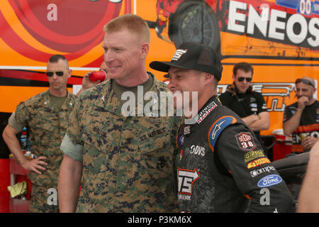 Us Marine Corps Colonel Russell C. Burton (links), kommandierender Offizier der Marine Corps Air Station (WAB) New River, posiert für ein Foto mit Brian Degan, professionelle Fahrer für das Team Chip Genassi Racing, MCAS New River, N.C. Juli 1, 2016. Beste rallycross Fahrer der Welt wird bei WAB New River für die zweite Saison in Folge konkurrieren für ein doppelspiel Juli 2-3, 2016, mit einem neuen Kurs Layout, die den Titel noch näher an die Fans. (U.S. Marine Corps Foto: Staff Sgt. Mark E. Morrow, MCIEAST bekämpfen Kamera/Freigegeben) Stockfoto