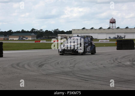 Brian Degan, professionelle Fahrer für das Team Chip Genassi Racing, nimmt eine Aufwärmrunde mit US Marine Corps Colonel Russell C. Burton, kommandierender Offizier der Marine Corps Air Station (WAB) Neue Fluss, auf dem Beifahrersitz, MCAS New River, N.C. Juli 1, 2016. Beste rallycross Fahrer der Welt wird bei WAB New River für die zweite Saison in Folge konkurrieren für ein doppelspiel Juli 2-3, 2016, mit einem neuen Kurs Layout, die den Titel noch näher an die Fans. (U.S. Marine Corps Foto: Staff Sgt. Mark E. Morrow, MCIEAST bekämpfen Kamera/Freigegeben) Stockfoto