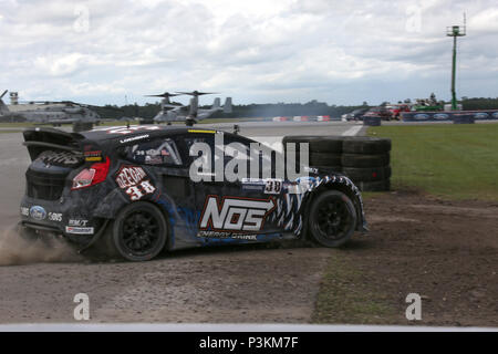 Brian Degan, professionelle Fahrer für das Team Chip Genassi Racing, nimmt eine Aufwärmrunde mit US Marine Corps Cpl. Devlin Belote, administrative Sekretärin, Sitz und Hauptverwaltung Support Squadron, Marine Corps Air Station (WAB) Neue Fluss, auf dem Beifahrersitz eines Rally Car, MCAS New River, N.C. Juli 1, 2016. Beste rallycross Fahrer der Welt wird bei WAB New River für die zweite Saison in Folge konkurrieren für ein doppelspiel Juli 2-3, 2016, mit einem neuen Kurs Layout, die den Titel noch näher an die Fans. (U.S. Marine Corps Foto: Staff Sgt. Mark E. Morrow, MCIEAST bekämpfen Kameras Stockfoto