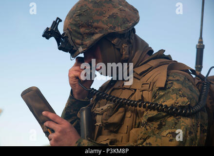 Cpl. Clayton L. Campbell, ein Feld radio Operator, macht die Kommunikation mit den combat Operations Center während der Übung Hamel Cultana Training Area, South Australia, Australien, 1. Juli 2016. Übung Hamel ist eine trilaterale Übung mit Australien, Neuseeland, und US-Streitkräfte zu Zusammenarbeit, Vertrauen und Freundschaft. Campbell, von Harrisonville, Missouri, mit Firma A, 1st Bataillon, 1. Marine Regiment, Marine Drehkraft - Darwin. (U.S. Marine Corps Foto von Cpl. Carlos Cruz jr./Freigegeben) Stockfoto