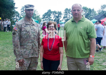 Von links: Lieutenant Colonel Johnny A. Evans Jr., Kommandeur des 3. Bataillons, 69. Armored Regiment; Nancy Pettit, US-Botschafter in Lettland; und Raimonds Bergmanis, lettischer Minister der Verteidigung, alle posieren für ein Foto bei einem US-Unabhängigkeit-Tag-Picknick in Riga, Lettland, veranstaltet von der American Chamber Of Commerce, 2. Juli 2016. Die Soldaten der 3. Mrd., 69. bestückt Rgmt. bilden mit ihren lettischen Verbündeten zur Unterstützung Betrieb Atlantic zu beheben, das in Ost-Europa, US-Engagement für die kollektive Sicherheit der NATO und für dauerhaften Frieden und Stabilität in th demonstrieren durchgeführt wird Stockfoto