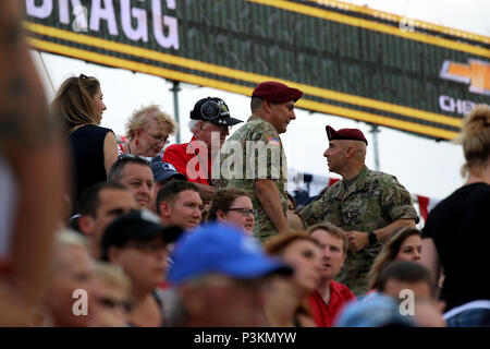 Weltkrieg II Army Veteran Hubert Edwards, 97 Jahre alt, erhält eine XVIII Airborne Corps Münze von Command Sgt. Maj. Benjamin Jones, command Sergeant Major, XVIII ABC, und Generalleutnant Stephen Townsend, Kommandierender General, XVIII ABC, am Sonntag, 3. Juli 2016 vor einem Major League Baseball Spiel zwischen den Atlanta Braves und Miami Marlins am Fort Bragg, N.C. Fort Bragg, MLB und die MLB Spieler Verein zusammengetan, um auf der historischen Regular Season Spiel zwischen den Braves und Marlins in Fort Bragg zu setzen. (US Army Foto: Staff Sgt. Jason Duhr) Stockfoto