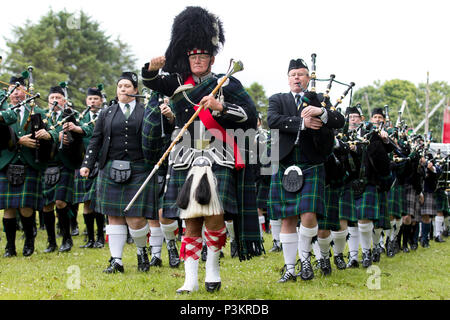 Oldmeldrum, Schottland, Großbritannien. 16 Juni, 2018. Drum Majors führenden die Pfeifer in einem Massierten Pipe Band während der Highland Games Veranstaltung in Oldmeldrum. Stockfoto