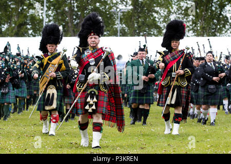 Oldmeldrum, Schottland, Großbritannien. 16 Juni, 2018. Drum Majors führenden die Pfeifer in einem Massierten Pipe Band während der Highland Games Veranstaltung in Oldmeldrum. Stockfoto