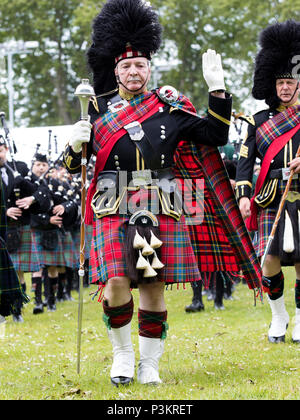 Oldmeldrum, Schottland, Großbritannien. 16 Juni, 2018. Drum Majors führenden die Pfeifer in einem Massierten Pipe Band während der Highland Games Veranstaltung in Oldmeldrum. Stockfoto