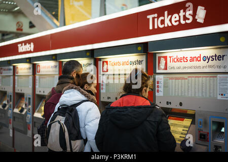 London, UK, November 2017. Touristen und Pendler an Tickets Maschinen in der Liverpool Street Station, einer der belebtesten Stationen in London. Stockfoto