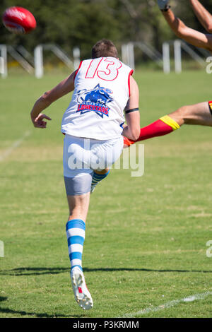 Austin, Texas/USA - Oktober 20, 2013: in den Vereinigten Staaten der Australian Football League nationale Meisterschaft in Austin, Texas. Spieler Hektik für den Ball. Stockfoto