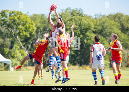 Austin, Texas/USA - Oktober 20, 2013: in den Vereinigten Staaten der Australian Football League nationale Meisterschaft in Austin, Texas. Spieler Hektik für den Ball. Stockfoto