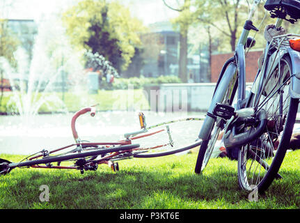 Lifestyle Menschen Konzept: paar Fahrrad auf grünem Gras in Su Stockfoto