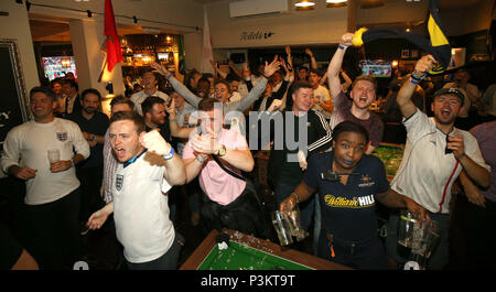 England Fans feiern Harry Kane's Siegtor im Lord Raglan Pub in London als Fans sehen Sie sich das WM-Spiel zwischen Tunesien und England. Stockfoto