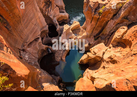 Ein Blick auf den Die Tauchbecken an der Bourke's Luck Potholes in Mpumalanga, Südafrika; eine geologische Formation, die von der Bewegung o geschnitzt Stockfoto