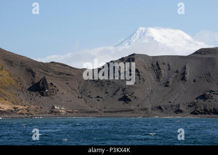 Norwegen, Arktischen Ozean, Jan Mayen. Der Blick auf die entfernte Beerenberg Vulkan, 2.277 Meter hoch. Stockfoto