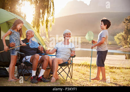 Enkel mit den Großeltern auf Camping Urlaub am See Stockfoto