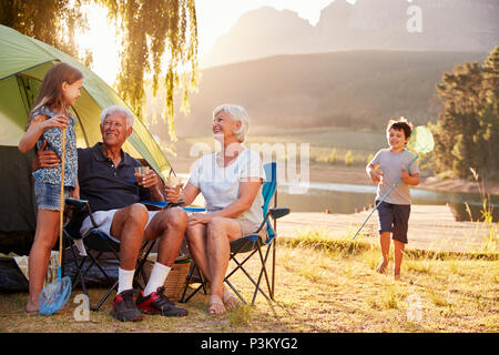 Enkel mit den Großeltern auf Camping Urlaub am See Stockfoto