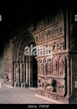 ROMANICA PORTADA DEL MONASTERIO DE SANTA MARIA DE RIPOLL - SIGLO XII. Lage: MONASTERIO DE SANTA MARIA, RIPOLL, Alicante, Spanien. Stockfoto