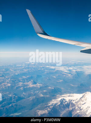 Blick aus dem Flugzeug Fenster der schneebedeckten Anden mit dem Flugzeug Flügel, Südlichen Patagonischen Eisfeld, Patagonien, Chile, Südamerika Stockfoto