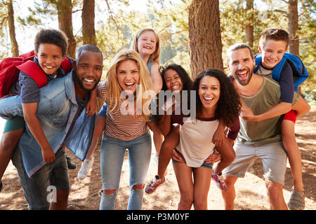 Porträt der Familie Mit Freunden Wandern Abenteuer im Wald Stockfoto