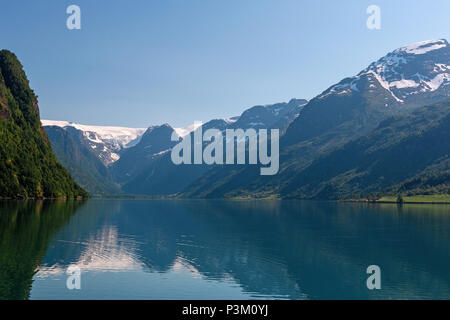 See Oldevatnet mit Briksdalsbreen/Melkevollbreen auf der Rückseite Teile des Jostedalsbreen und ein berühmter norwegischer Sicht Stockfoto