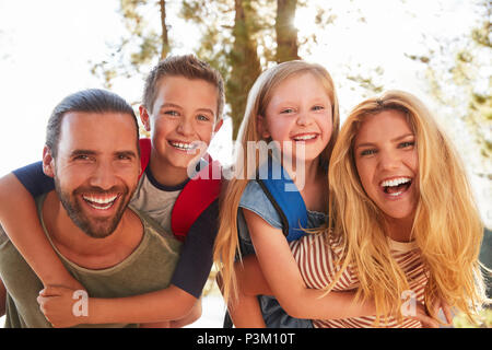 Portrait der Familie auf Wandern Abenteuer durch Wälder Stockfoto