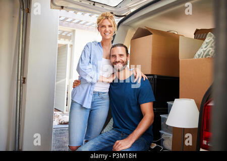 Portrait von Paar in Zurück Der Ausbau Lkw am Umzugstag Stockfoto