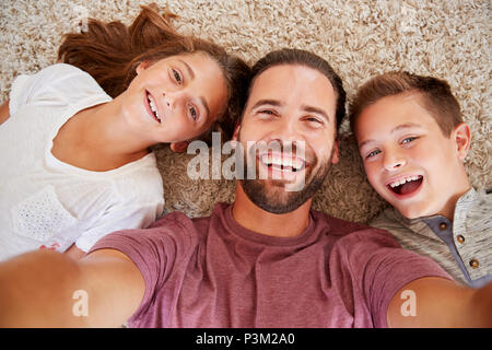 Sicht der Schoß von Vater und Kinder posieren für Selfie Stockfoto